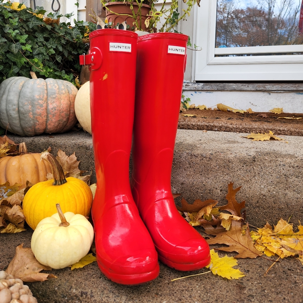 Women's red classic gloss tall hunter boots size 9